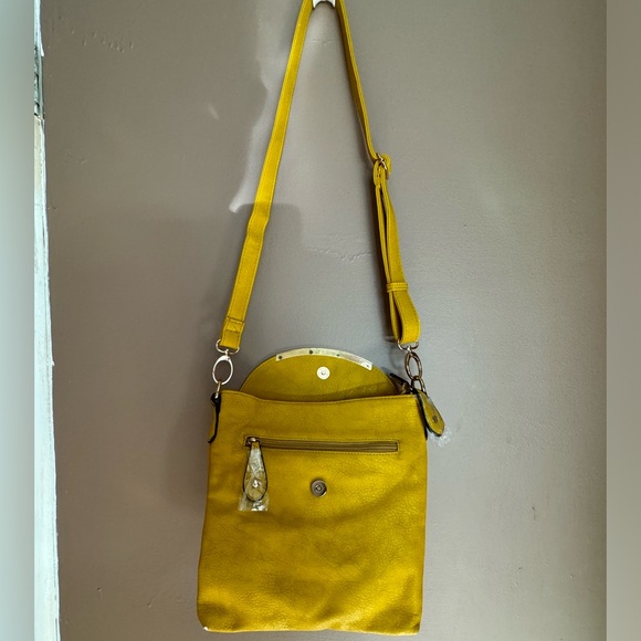 ❌SOLD❌ Yellow crossbody purse - Picture 2 of 7